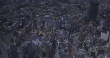 Tokyo yüksek açılı Shibuya bölgesinde küçük bir şehir manzarası.