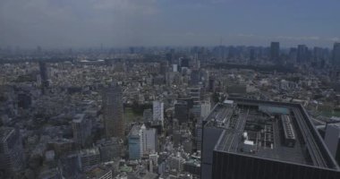 Tokyo yüksek açılı Shibuya bölgesinde panoramik bir şehir.