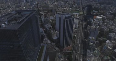 Tokyo yüksek açılı Shibuya bölgesinde panoramik bir şehir.