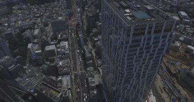 Tokyo yüksek açılı Shibuya bölgesinde panoramik bir şehir.