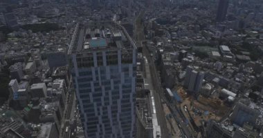 Tokyo yüksek açılı Shibuya bölgesinde panoramik bir şehir.