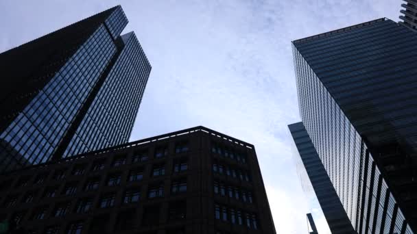 Um edifício urbano na cidade de negócios em Tóquio tiro largo panning — Vídeo de Stock