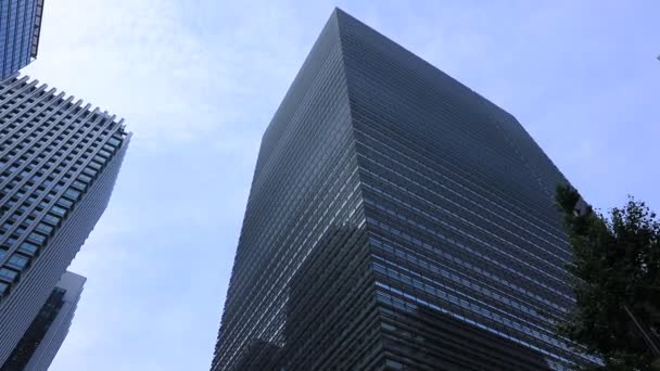 Um edifício urbano na cidade de negócios em Tóquio tiro largo panning — Vídeo de Stock