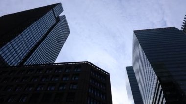 Tokyo 'daki iş kasabasında bir şehir binası.