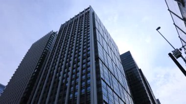 Tokyo 'daki iş kasabasında bir şehir binası geniş bir eğilim gösteriyor.