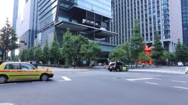 Tokyo 'daki iş kasabasında bir şehir binası geniş bir eğilim gösteriyor.