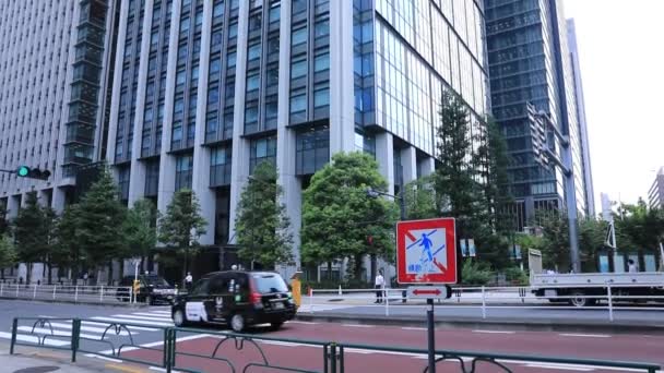 Miejski budynek w biznesowym miasteczku w Tokio szeroki strzał tilt — Wideo stockowe