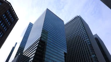 Tokyo 'daki iş kasabasında trafik sıkışıklığı var.