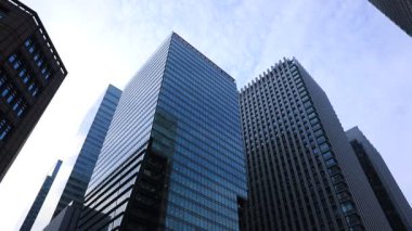 Tokyo 'daki iş kasabasında trafik sıkışıklığı var.