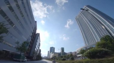 Tokyo 'nun şehir merkezinde alçak açılı hareket eden bir şehir.