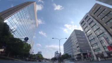 Tokyo 'nun şehir merkezinde alçak açılı hareket eden bir şehir.