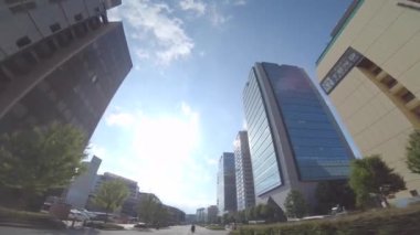 Tokyo 'nun şehir merkezinde alçak açılı hareket eden bir şehir.