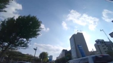 Tokyo 'nun şehir merkezinde alçak açılı hareket eden bir şehir.