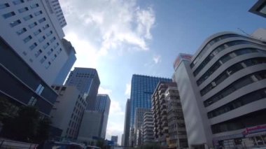 Shinjuku 'nun şehir merkezinde alçak açıyla hareket eden bir şehir.