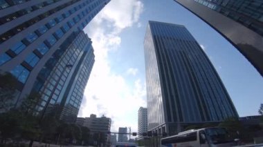 Shinjuku 'nun şehir merkezinde alçak açıyla hareket eden bir şehir.