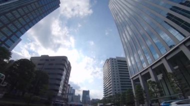 Shinjuku 'nun şehir merkezinde alçak açıyla hareket eden bir şehir.