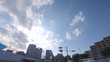 Shinjuku 'nun şehir merkezinde alçak açıyla hareket eden bir şehir.