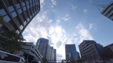 Shinjuku 'nun şehir merkezinde alçak açıyla hareket eden bir şehir.