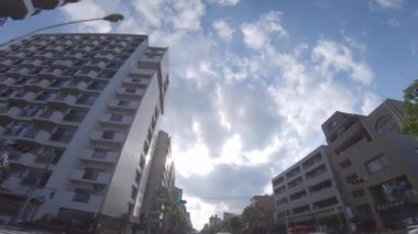 Tokyo şehir merkezinde alçak açıyla hareket eden bir şehir.