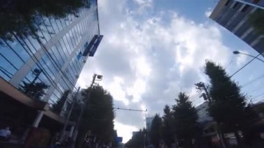 Tokyo şehir merkezinde alçak açıyla hareket eden bir şehir.