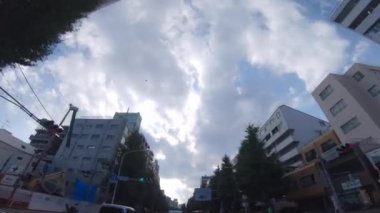 Tokyo şehir merkezinde alçak açıyla hareket eden bir şehir.