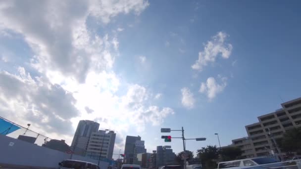 新宿の街を低角度で動く街並み — ストック動画