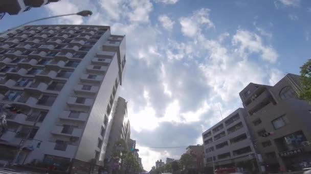 도쿄 도심지에서 낮은 각도로 움직이는 도시 경관 — 비디오