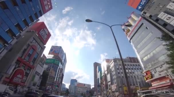 東京都新宿区の下町を低角度で移動する街並み — ストック動画