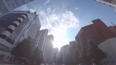 Shinjuku Tokyo şehir merkezinde alçak açıyla hareket eden bir şehir.