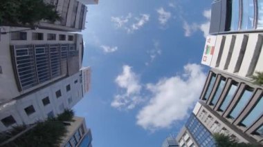 Akihabara Tokyo 'nun aşağısındaki binaların hareketli bir manzarası.