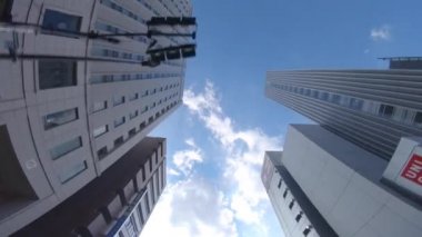 Akihabara Tokyo 'nun aşağısındaki binaların hareketli bir manzarası.