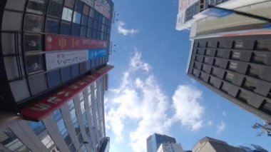 Akihabara Tokyo 'nun aşağısındaki binaların hareketli bir manzarası.