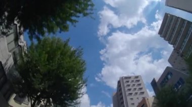 Tokyo şehir merkezindeki binaların hareketli manzarası alçak açılı.