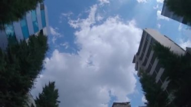 Tokyo şehir merkezindeki binaların hareketli manzarası alçak açılı.