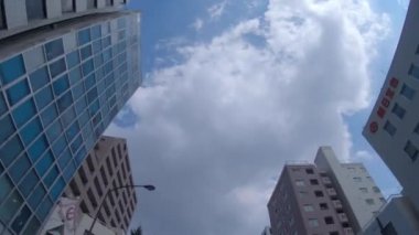 Tokyo şehir merkezindeki binaların hareketli manzarası alçak açılı.