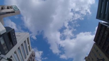 Tokyo şehir merkezindeki binaların hareketli manzarası alçak açılı.