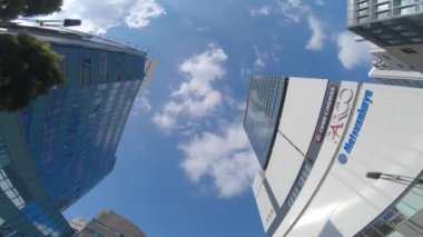 Tokyo şehir merkezindeki binaların hareketli manzarası alçak açılı.