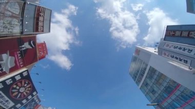 Tokyo şehir merkezindeki binaların hareketli manzarası alçak açılı.