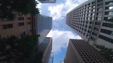 Otemachi Tokyo 'daki iş yerindeki binaların hareketli bir manzarası.