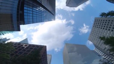 Otemachi Tokyo 'daki iş yerindeki binaların hareketli bir manzarası.