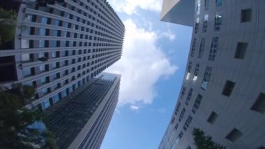 Otemachi Tokyo 'daki iş yerindeki binaların hareketli bir manzarası.