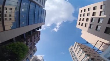 Otemachi Tokyo 'daki iş yerindeki binaların hareketli bir manzarası.