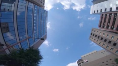 Otemachi Tokyo 'daki iş yerindeki binaların hareketli bir manzarası.