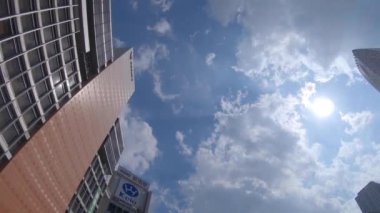 Shinjuku Tokyo 'daki iş yerindeki binaların hareketli bir manzarası.