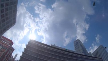 Shinjuku Tokyo 'daki iş yerindeki binaların hareketli bir manzarası.