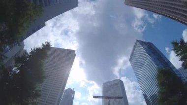 Shinjuku Tokyo 'daki iş yerindeki binaların hareketli bir manzarası.