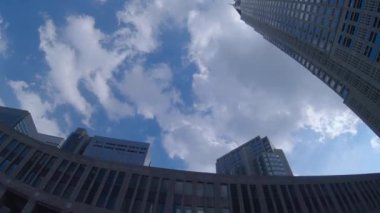 Shinjuku Tokyo 'daki iş yerindeki binaların hareketli bir manzarası.