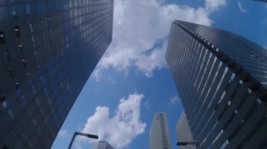 Shinjuku Tokyo 'daki iş yerindeki binaların hareketli bir manzarası.