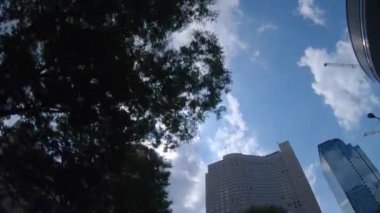 Shinjuku Tokyo 'daki iş yerindeki binaların hareketli bir manzarası.