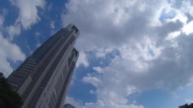 Shinjuku Tokyo 'daki iş yerindeki binaların hareketli bir manzarası.